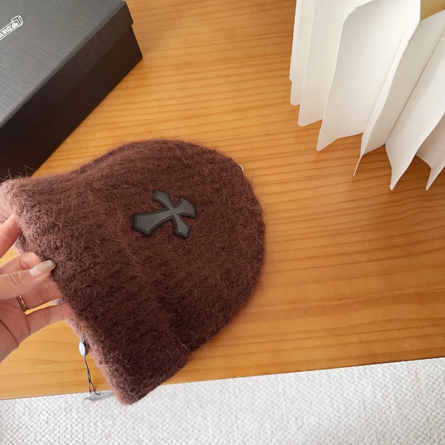 💰56 Crow Heart Autumn and Winter Wool Knitted Beanie This must be a favorite of minimalism. It is clean, neat, fashionable and versatile, and will definitely not be picky about your face shape! A fashionable classic that lasts forever! Fashionable black and white can be purchased together!
